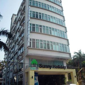 Sunny Holiday Hotel